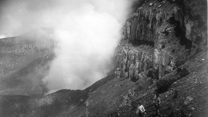 Sejarah gunung gede pangrango - zwaveldamp in de krater van de gunung gedé op west java