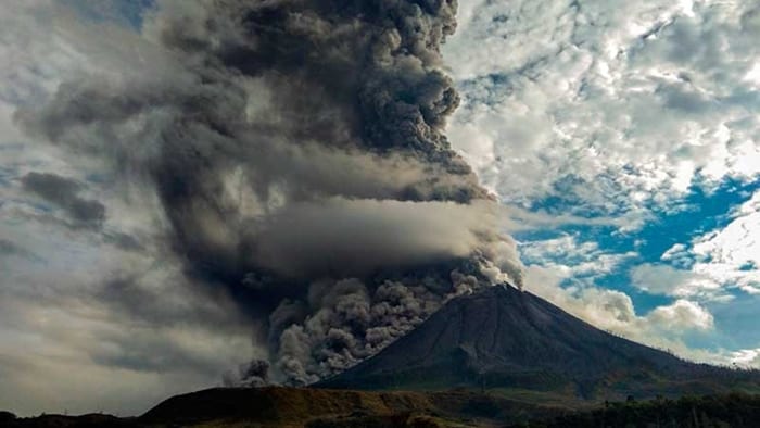 foto letusan gunung berapi - Gunung Gede Meletus: Sejarah dan Catatan Para Ahli