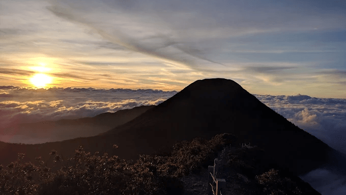 Sunrise Gunung Gede8 - 7 Pesona Sunrise Gunung Gede Yang Epic Dan Bikin Candu
