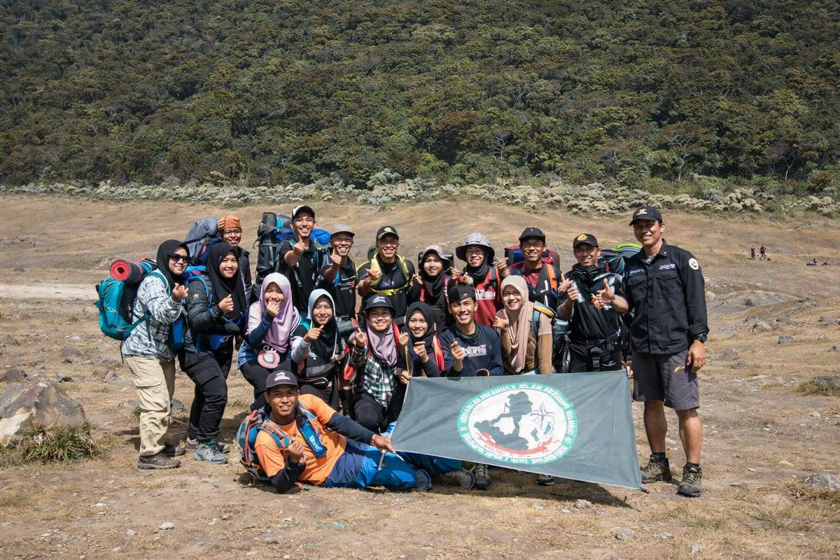 Jasa Guide Gunung Gede